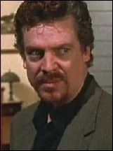 Qui incarne Frank Connor, le pre de Casey, qui prfrerait que son fils chtif soit meilleur en sport ?