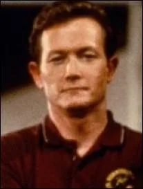 Qui interprte le coach Joe Willis, le premier a tre infect par un parasite ?