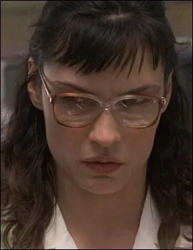 Qui est la timide et renferme Miss Burke, qui devient une vritable sex bomb ds qu'elle se fait parasiter par un alien ?