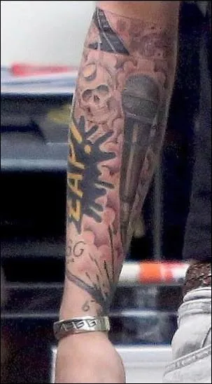 Sur cette photo,  qui appartient le bras ?