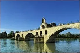 Quel est le nom du clbre Pont d'Avignon ?