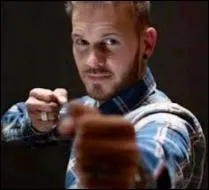 Compltez les paroles de cette chanson extraite de l'album de la comdie musicale :  tre seul, tre cent au milieu de la foule, tre mille ou cent mille et le monde  l'coute, Il tait...