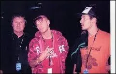 M. Pokora pose avec son pre Andr ( gauche) et son frre Julien (  droite). Quelle tait la profession de son pre ?