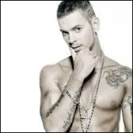 Son pre est d'origine polonaise. Que signifie  Pokora  en polonais ?