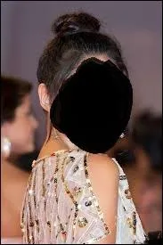 Qui est cette jolie brune ?