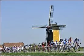 La premire des classiques ardennaises a t cre en 1966. Quelle marque de bire sponsorise la Gold Race ?