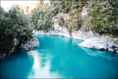 Faisons ensemble une petite vire en cano  Hotikita, sur le fleuve du mme nom, nous serons tranquilles  cet endroit, les moutons n'y viennent que pour boire !