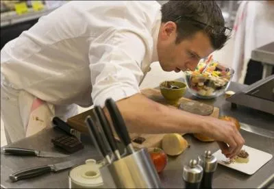 Quel est le nom de cet homme g de 33 ans qui travaille avec sa femme dans son restaurant ?