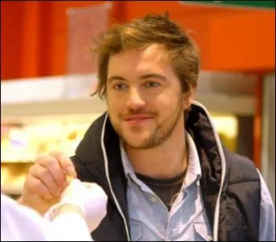 Il a aujourd'hui repris les rnes de l'affaire familiale, aprs avoir suivi une dizaine de formations avec des Matres d'Htel. Comment s'appelle-t-il ?