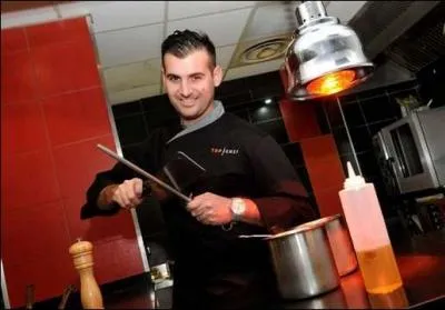 Il a dbut dans le service mais une rencontre avec le Chef Pascal Ginoux quelque temps plus tard le pousse vers la cuisine. Quel est son prnom ?