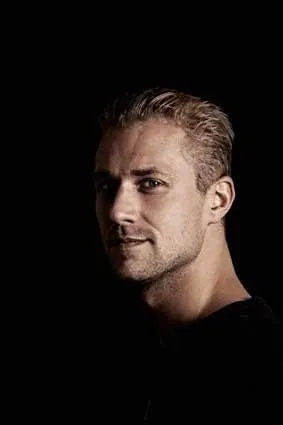 D'origine nerlandaise, il dcide de se lancer ds l'ge de 16 ans avec l'ambition de travailler auprs de grands chefs toils. Qui est-il ?