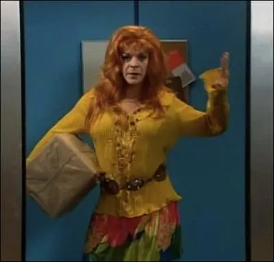 Qu'est-ce qui se trouve dans la bote que Brenda porte ?