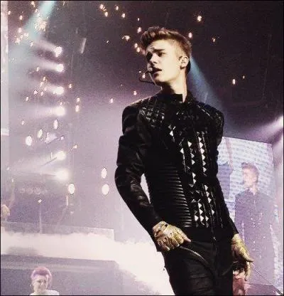 Avec qui est-il sorti ?