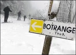 Le  Signal de Botrange , point culminant de la Belgique (694m), se situe  l'est, en province 