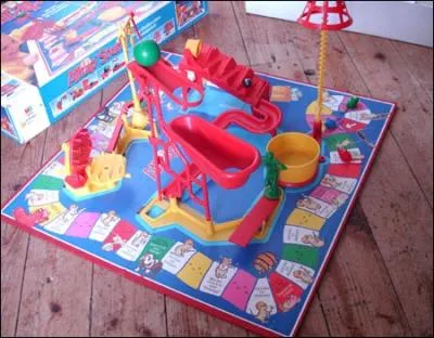 Dans la vieille version du jeu Attrap'souris, que se passait-il lorsqu'on tombait sur la case  chat  ?