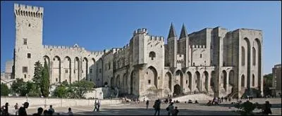 Je suis un palais qui a accueilli trs longtemps les Saints Pres. Qui suis-je ?