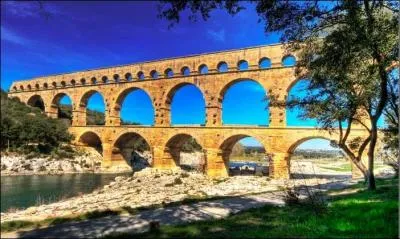 Je suis un pont romain bti dans la premire moiti du premier sicle. Je conduis l'eau jusqu' la ville de Nmes. Qui suis-je ?