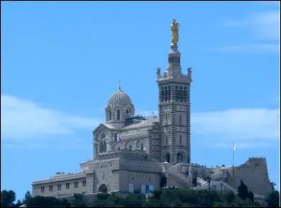 Je suis une basilique qui surplombe toute la ville de Marseille. Qui suis-je ?