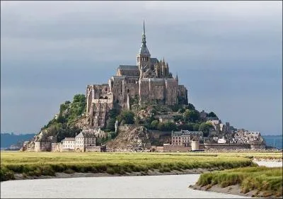 gar sur un lot rocheux, mon abbaye se trouve en Basse-Normandie. Qui suis-je ?