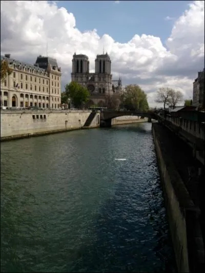 Je viens de fter mon 850me anniversaire. Pour l'occasion, j'ai eu droit  de nouvelles cloches qui retentiront dans tout Paris. Qui suis-je ?
