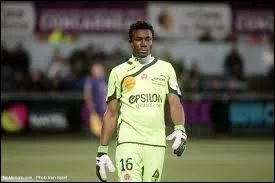 Kossi Agassa, 34 ans et toujours prsent ! Au Stade de Reims, il est gardien indiscutable et avait, avant Reims, jou  :