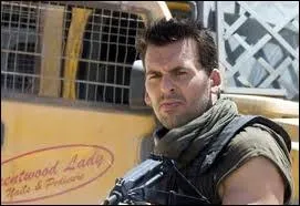 Qui essaie de raisonner la femme qui se jette du toit ?