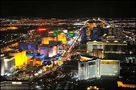 Dans quel htel de Las Vegas se situe le plus grand parc d'attraction couvert du monde ?