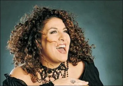 Les paroles   ell' marchait dans les rues de Paris en chantant  pleine voix a ira a ira... toute la vie.   sont chantes par :