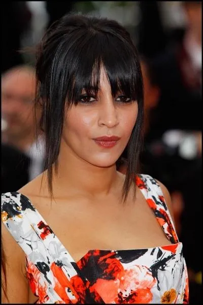 Ces paroles  un fou qui l'embrasse au quinzime rendez-vous, qui tremble en lui prenant la main   sont chantes par ...