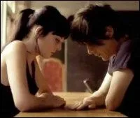 ''Les rafales ont déchiré mes vêtements / Mais il me reste encore des sentiments / Nos vies reposent sur des casques en métal / Je m'endors dans l'asphyxie générale''