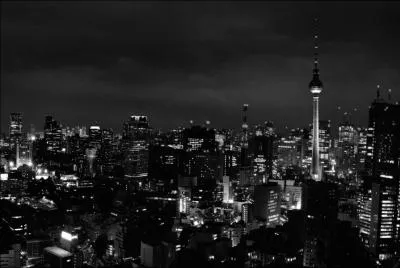 Ce titre débute le dernier spectacle d'Indochine et c'est aussi le titre de leur dernier album.