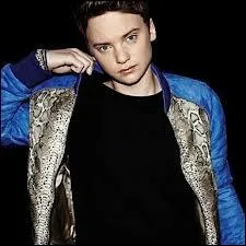 Conor Maynard a fait une chanson. Avec qui l'a-t-il faite (Turn Around) ?