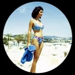 Dans ce film sorti en 2003, dans lequel elle ctoie Bernard Giraudeau et Marie Trintignant, elle incarne la jeune Lalla. De quel film s'agit-il ?