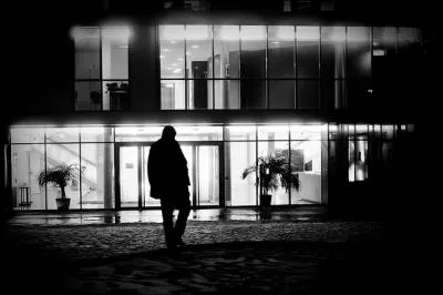 Qui chantait  Mes amis je dois m'en aller, il est l'heure de jeter mes clefs, car elle m'attend depuis que je suis n...   ?