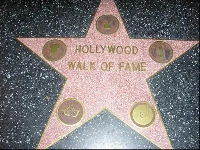 Le Walk of Fame,  Hollywood, est trs connu. Savez-vous combien il compte d'toiles ?