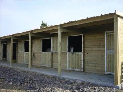 Comment s'appelle la petite maison du cheval ?