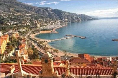 Quelle est cette ville situe  7 kilomtres de la frontire ?