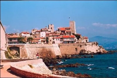 Quelle est cette ville de 70 000 habitants ?