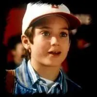 Dans ce film, il est un petit garon brillant, mais ses parents ne s'occupent pas assez de lui... Du coup, il dcide d'en trouver d'autres ! Il s'agit de :