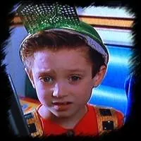 Terminons par le 1er film dans lequel il est apparu ! Il ne fait qu'une petite apparition dans ce film, dans lequel un jeune homme passe sa vie  faire des allers-retours dans le temps. C'est :