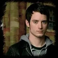 Dans ce film, il est un jeune tudiant de fac qui va s'improviser enquteur avec l'aide de son ami et professeur, incarn par John Hurt. Il s'agit de :