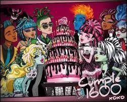 Draculaura a reu pour son anniversaire ce qu'elle rvait d'avoir,  savoir :