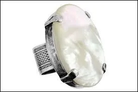 La nacre est classe dans :