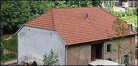 Comment s'appelle cet lment, petit versant de toit triangulaire qui runit les deux pans principaux d'un toit  leur extrmit, mais qui ne descend pas aussi bas que ceux-ci ?