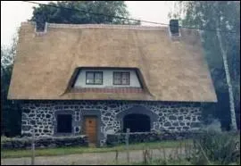 Cette toiture est constitue de ... , qui a mme donn un type d'habitation modeste.