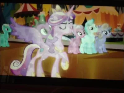 Elle est le co-chef de/d' :