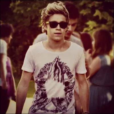 Niall est-il gaucher ou droitier ?