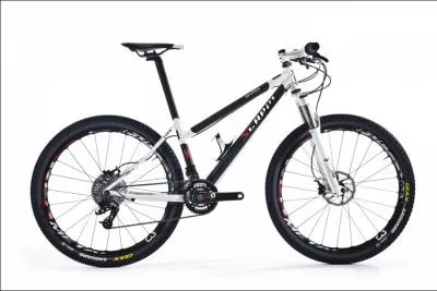 Plus prs de nous, pour aller partout, on a renforc le cadre et augment les pneus. Qu'est ceci ?