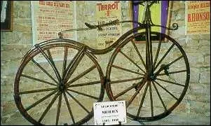 Il a la rage de l'invention, cet homme-l. Dans la foule, il cr un autre modle. Quel en est le nom ?