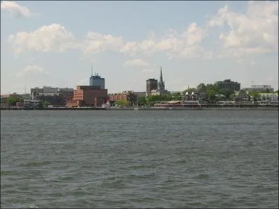 De quelle grande ville la commune de Trois-Rivires, en Mauricie, est-elle distante d'environ 150 km ?